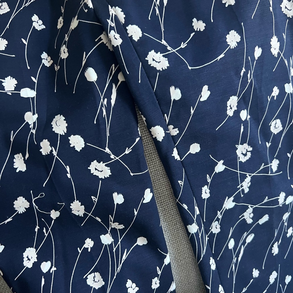 Club Monaco blue capri pants with a white floral print, size 4